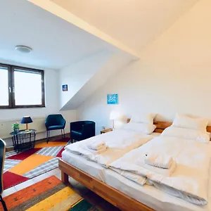 Charming Attic Near Messe And Center Apartamento